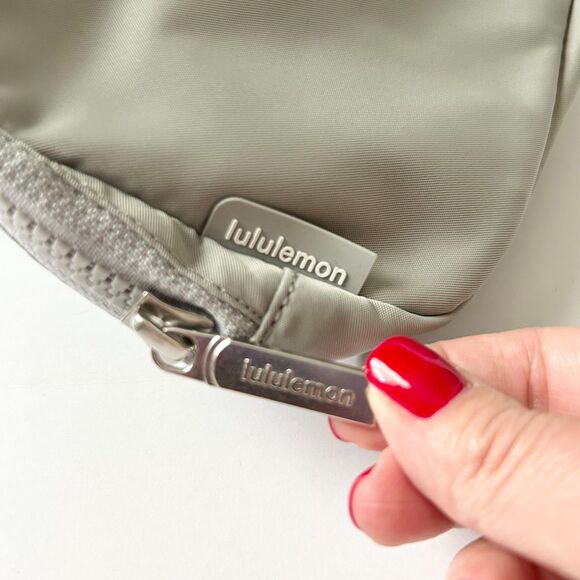 Lululemon Everywhere Belt Bag Silver Drop White Logo 1L - Picture 5 of 7